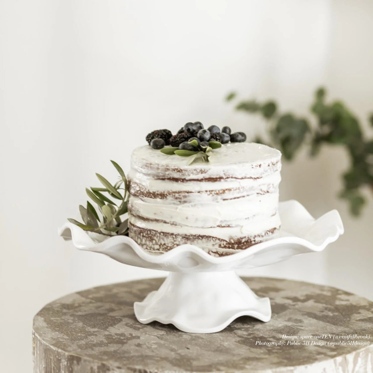 Vida Havana Pedestal Cake Plate in White